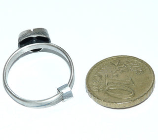 Einzelstück, Nordform-Design, Nordform-Ring "Tulpe" aus 925 Silber, seidenmatt, in den Tiefen geschwärzt, verstellbare Ringweite bis ca. 65. Die gesamte skandinavische / finnische Nordform-Kollektion ist so designt, daß fast alle Schmuckstücke miteinander kombinierbar sind. Besonders gut zu diesem Schmuckstück paßt der Ohrschmuck Nord 0063, 0064 + Anhänger Nord 0015. (Kennen Sie Ihre Ringweite? Dann geben Sie diese bei der Bestellung an, und wir stellen diese Weite vorab für Sie ein!)-www.danilogold-shop.de