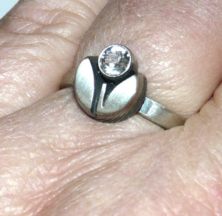 Einzelstück, Nordform-Design, Nordform-Ring "Tulpe" aus 925 Silber, seidenmatt, in den Tiefen geschwärzt, verstellbare Ringweite bis ca. 65. Die gesamte skandinavische / finnische Nordform-Kollektion ist so designt, daß fast alle Schmuckstücke miteinander kombinierbar sind. Besonders gut zu diesem Schmuckstück paßt der Ohrschmuck Nord 0063, 0064 + Anhänger Nord 0015. (Kennen Sie Ihre Ringweite? Dann geben Sie diese bei der Bestellung an, und wir stellen diese Weite vorab für Sie ein!)-www.danilogold-shop.de