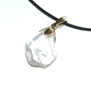 transparentes Einzelstück, tropfenförmiger Bergkristall-Anhänger mit Blütenkappe aus 333 Gold, ein natürlicher, polierter, flacher Kristall mit feinen Einschlüssen -	Unikatschmuck nur erhältlich im Onlineshop von Juwelier & Goldschmiede Danilo! 