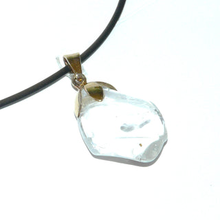 transparentes Einzelstück, tropfenförmiger Bergkristall-Anhänger mit Blütenkappe aus 333 Gold, ein natürlicher, polierter, flacher Kristall mit feinen Einschlüssen -	Unikatschmuck nur erhältlich im Onlineshop von Juwelier & Goldschmiede Danilo! 