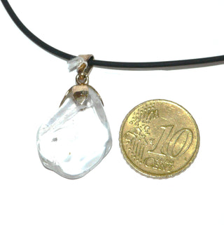 transparentes Einzelstück, tropfenförmiger Bergkristall-Anhänger mit Blütenkappe aus 333 Gold, ein natürlicher, polierter, flacher Kristall mit feinen Einschlüssen -	Unikatschmuck nur erhältlich im Onlineshop von Juwelier & Goldschmiede Danilo! 