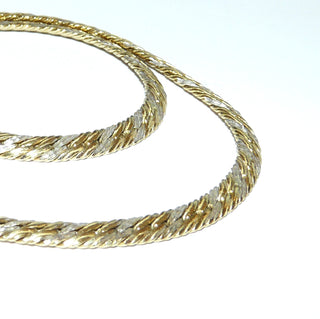 flaches Einzelstück, Retro-Collier, flexibler Halsreif aus flach gewalztem, engmaschigen Panzermuster ähnlich einer Omega-Halskette aus 925 Silber vergoldet mit rhodinierten Akzenten, Gesamtlänge 45 cm, 5,2 mm breit mit Karabiner, um 1980. Vorderseite zweifarbig, Rückseite glatt vergoldet, beidseitig tragbar-	Nur erhältlich im Onlineshop von Juwelier & Goldschmiede Danilo!