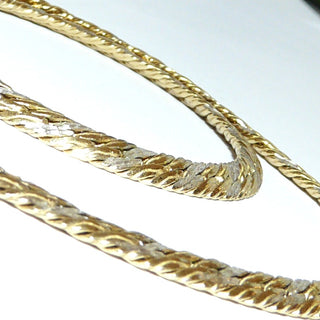 flaches Einzelstück, Retro-Collier, flexibler Halsreif aus flach gewalztem, engmaschigen Panzermuster ähnlich einer Omega-Halskette aus 925 Silber vergoldet mit rhodinierten Akzenten, Gesamtlänge 45 cm, 5,2 mm breit mit Karabiner, um 1980. Vorderseite zweifarbig, Rückseite glatt vergoldet, beidseitig tragbar-	Nur erhältlich im Onlineshop von Juwelier & Goldschmiede Danilo!