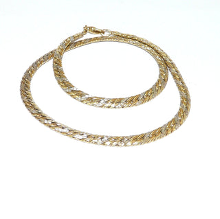 flaches Einzelstück, Retro-Collier, flexibler Halsreif aus flach gewalztem, engmaschigen Panzermuster ähnlich einer Omega-Halskette aus 925 Silber vergoldet mit rhodinierten Akzenten, Gesamtlänge 45 cm, 5,2 mm breit mit Karabiner, um 1980. Vorderseite zweifarbig, Rückseite glatt vergoldet, beidseitig tragbar-	Nur erhältlich im Onlineshop von Juwelier & Goldschmiede Danilo!
