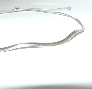 flaches Einzelstück, Retro-Collier, wellenförmiger flexibler Halsreif, Omega-Halskette aus 925 Silber, Gesamtlänge 42 cm, 2,5 mm breit mit Karabiner, um 1990. Mit oder ohne Anhänger tragbar -	Vintage-Schmuck nur im Onlineshop von danilogold!