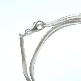 flaches Einzelstück, Retro-Collier, wellenförmiger flexibler Halsreif, Omega-Halskette aus 925 Silber, Gesamtlänge 42 cm, 2,5 mm breit mit Karabiner, um 1990. Mit oder ohne Anhänger tragbar -	Vintage-Schmuck nur im Onlineshop von danilogold!
