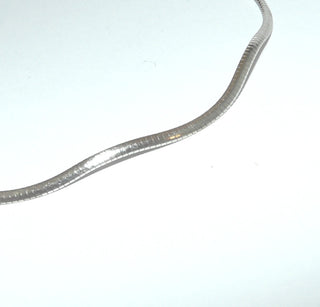 flaches Einzelstück, Retro-Collier, wellenförmiger flexibler Halsreif, Omega-Halskette aus 925 Silber, Gesamtlänge 42 cm, 2,5 mm breit mit Karabiner, um 1990. Mit oder ohne Anhänger tragbar -	Vintage-Schmuck nur im Onlineshop von danilogold!
