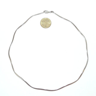 flaches Einzelstück, Retro-Collier, wellenförmiger flexibler Halsreif, Omega-Halskette aus 925 Silber, Gesamtlänge 42 cm, 2,5 mm breit mit Karabiner, um 1990. Mit oder ohne Anhänger tragbar -	Vintage-Schmuck nur im Onlineshop von danilogold!