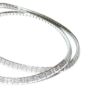 flaches Einzelstück, Retro-Choker-Collier, flexibler Halsreif, Mesh-Milanese, Spaghetti-Muster, diamantierte funkelnde Oberfläche, Halskette aus 835 Silber mit innenliegendem Geflechtband, Länge 39 cm, 3,4 mm breit, Kastenschloß, um 1960 -	Vintage-Schmuck nur im Onlineshop von danilogold!