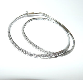 flaches Einzelstück, Retro-Choker-Collier, flexibler Halsreif, Mesh-Milanese, Spaghetti-Muster, diamantierte funkelnde Oberfläche, Halskette aus 835 Silber mit innenliegendem Geflechtband, Länge 39 cm, 3,4 mm breit, Kastenschloß, um 1960 -	Vintage-Schmuck nur im Onlineshop von danilogold!