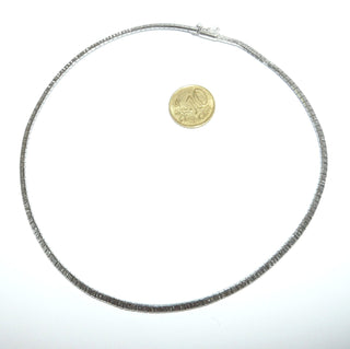 flaches Einzelstück, Retro-Choker-Collier, flexibler Halsreif, Mesh-Milanese, Spaghetti-Muster, diamantierte funkelnde Oberfläche, Halskette aus 835 Silber mit innenliegendem Geflechtband, Länge 39 cm, 3,4 mm breit, Kastenschloß, um 1960 -	Vintage-Schmuck nur im Onlineshop von danilogold!