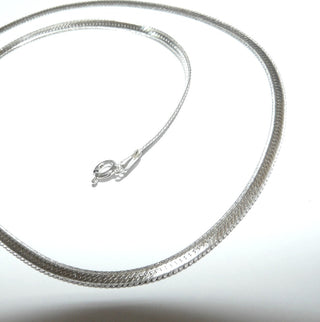 flaches Einzelstück, Silbercollier, flexibler Halsreifen, Heringbone Halskette,& Fischgrät-Muster, diamantierte Kanten aus Silber 925, Länge 42 cm, 3,5 mm breit - Goldschmiede Danilo