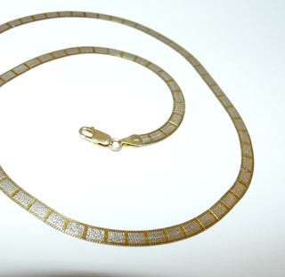 flaches Einzelstück, Silber-Collier zweifarbig gearbeitet in Silber 925, flexibler Halsreifen, Heringbone Halskette, flaches Fischgrät-Muster unterteilt in silberne Rechtecke, Linien & Rückseite sind gelbvergoldet, Länge 45 cm, 4,5 mm breit - Goldschmiede Danilo