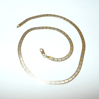 flaches Einzelstück, Silber-Collier zweifarbig gearbeitet in Silber 925, flexibler Halsreifen, Heringbone Halskette, flaches Fischgrät-Muster unterteilt in silberne Rechtecke, Linien & Rückseite sind gelbvergoldet, Länge 45 cm, 4,5 mm breit - Goldschmiede Danilo