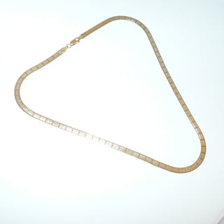 flaches Einzelstück, Silber-Collier zweifarbig gearbeitet in Silber 925, flexibler Halsreifen, Heringbone Halskette, flaches Fischgrät-Muster unterteilt in silberne Rechtecke, Linien & Rückseite sind gelbvergoldet, Länge 45 cm, 4,5 mm breit - Goldschmiede Danilo
