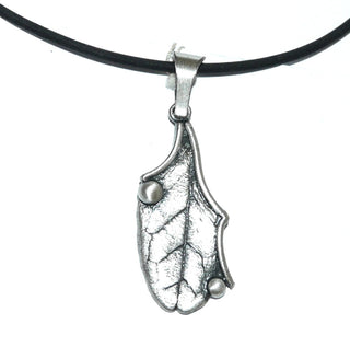 Einzelstück, Nordform-Design, Anhänger "Preiselbeer-Blatt" halbplastisch aus 925 Silber geformt, seidenmatt, in den Tiefen geschwärzt. Anlaufgeschützt. Die gesamte skandinavische / finnische Nordform-Kollektion ist so designt, daß fast alle Schmuckstücke miteinander kombinierbar sind.(Lieferung erfolgt ohne Kette) -	skandinavisches Design zuhause bei www.danilogold-shop.de