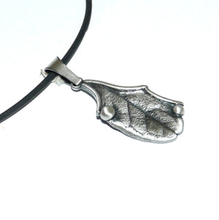 Einzelstück, Nordform-Design, Anhänger "Preiselbeer-Blatt" halbplastisch aus 925 Silber geformt, seidenmatt, in den Tiefen geschwärzt. Anlaufgeschützt. Die gesamte skandinavische / finnische Nordform-Kollektion ist so designt, daß fast alle Schmuckstücke miteinander kombinierbar sind.(Lieferung erfolgt ohne Kette) -	skandinavisches Design zuhause bei www.danilogold-shop.de