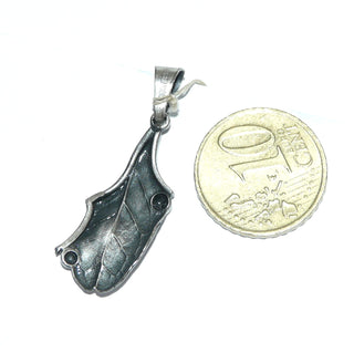 Einzelstück, Nordform-Design, Anhänger "Preiselbeer-Blatt" halbplastisch aus 925 Silber geformt, seidenmatt, in den Tiefen geschwärzt. Anlaufgeschützt. Die gesamte skandinavische / finnische Nordform-Kollektion ist so designt, daß fast alle Schmuckstücke miteinander kombinierbar sind.(Lieferung erfolgt ohne Kette) -	skandinavisches Design zuhause bei www.danilogold-shop.de