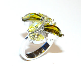 florales Einzelstück, Ring aus massiv 925 Silber mit 6 funkelnden, facettierten Zirkonia in gelbgrün + olivgrün und zarter Krappeneinfassung, Schiffchenformen funkelnd facettiert, Ringweite 56	Einzelstücke nur erhältlich bei www.danilogold-shop.de