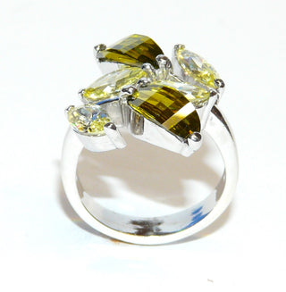 florales Einzelstück, Ring aus massiv 925 Silber mit 6 funkelnden, facettierten Zirkonia in gelbgrün + olivgrün und zarter Krappeneinfassung, Schiffchenformen funkelnd facettiert, Ringweite 56	Einzelstücke nur erhältlich bei www.danilogold-shop.de