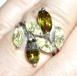 florales Einzelstück, Ring aus massiv 925 Silber mit 6 funkelnden, facettierten Zirkonia in gelbgrün + olivgrün und zarter Krappeneinfassung, Schiffchenformen funkelnd facettiert, Ringweite 56	Einzelstücke nur erhältlich bei www.danilogold-shop.de