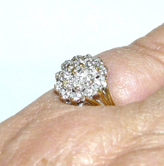 funkelndes Einzelstück, Diamantring, Antragsring, Verlobungsring aus 585 Gold, größere Rosette aus 21 Diamanten von zusammen 0,10 Karat in Krappenfassungen gefaßt & in den Tiefen rhodiniert, Ringweite 51, poliert -&nbsp; Goldschmiede Danilo
