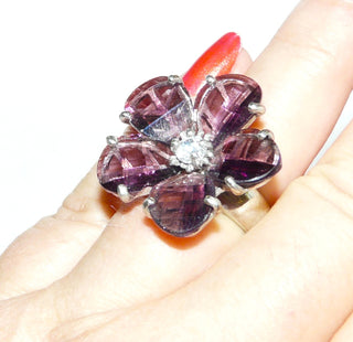 eindrucksvolles Einzelstück, violetter Vintage-Blüten-Ring aus massiv 925 Silber, poliert, 5-blättrige Blüte aus facettierten lila Kristallen als Amethyst-Replik, in der Mitte funkelnd facettierte Zirkonia, kaum sichtbare Bestoßungen an den Rändern der Blütenblätter, um 1990, Ringweite 53,5 -	Nur erhältlich bei www.danilogold-shop.de