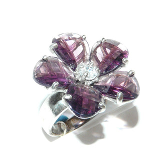 eindrucksvolles Einzelstück, violetter Vintage-Blüten-Ring aus massiv 925 Silber, poliert, 5-blättrige Blüte aus facettierten lila Kristallen als Amethyst-Replik, in der Mitte funkelnd facettierte Zirkonia, kaum sichtbare Bestoßungen an den Rändern der Blütenblätter, um 1990, Ringweite 53,5 -	Nur erhältlich bei www.danilogold-shop.de
