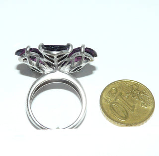 eindrucksvolles Einzelstück, violetter Vintage-Blüten-Ring aus massiv 925 Silber, poliert, 5-blättrige Blüte aus facettierten lila Kristallen als Amethyst-Replik, in der Mitte funkelnd facettierte Zirkonia, kaum sichtbare Bestoßungen an den Rändern der Blütenblätter, um 1990, Ringweite 53,5 -	Nur erhältlich bei www.danilogold-shop.de