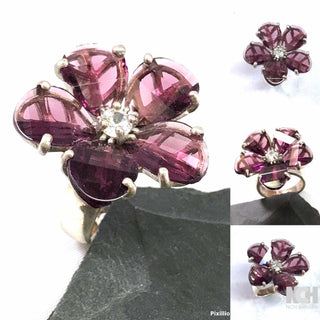 eindrucksvolles Einzelstück, violetter Vintage-Blüten-Ring aus massiv 925 Silber, poliert, 5-blättrige Blüte aus facettierten lila Kristallen als Amethyst-Replik, in der Mitte funkelnd facettierte Zirkonia, kaum sichtbare Bestoßungen an den Rändern der Blütenblätter, um 1990, Ringweite 53,5 -	Nur erhältlich bei www.danilogold-shop.de