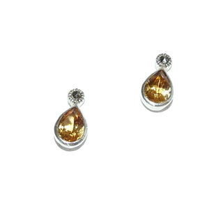 gelbe Einzelstücke, Citrinohrstecker in 925 Silber mit je einem goldgelben, funkelnd facettierten Citrin in Tropfenform, in Zargenfassung & einem Markasit an der Spitze, total 12 mm x 6 mm - Goldschmiede Danilo