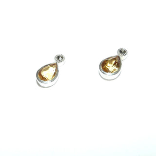 gelbe Einzelstücke, Citrinohrstecker in 925 Silber mit je einem goldgelben, funkelnd facettierten Citrin in Tropfenform, in Zargenfassung & einem Markasit an der Spitze, total 12 mm x 6 mm - Goldschmiede Danilo