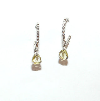 gelbe Einzelstücke, Citrinohrstecker, Steckcreolen aus 925 Silber, Kugeldraht mit je einem goldgelben, funkelnd facettierten Citrin in Tropfenform, in Krappenfassung beweglich angebracht - Goldschmiede Danilo