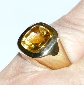 Einzelstück, Citrin-Ring, klassischer Herrenring, Siegelring aus 333 Gold, poliert mit einem quadratischen gelben Citrin mit abgerundeten Ecken, Unterseite funkelnd facettiert, Oberseite flach, Ringweite 57,5 -	Einzelstücke nur erhältlich bei www.danilogold-shop.de