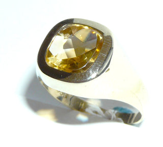 Einzelstück, Citrin-Ring, klassischer Herrenring, Siegelring aus 333 Gold, poliert mit einem quadratischen gelben Citrin mit abgerundeten Ecken, Unterseite funkelnd facettiert, Oberseite flach, Ringweite 57,5 -	Einzelstücke nur erhältlich bei www.danilogold-shop.de