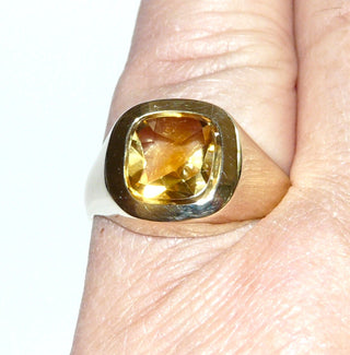 Einzelstück, Citrin-Ring, klassischer Herrenring, Siegelring aus 333 Gold, poliert mit einem quadratischen gelben Citrin mit abgerundeten Ecken, Unterseite funkelnd facettiert, Oberseite flach, Ringweite 57,5 -	Einzelstücke nur erhältlich bei www.danilogold-shop.de