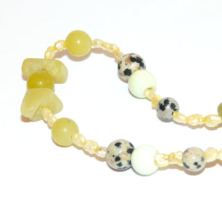 gelbgrünes Einzelstück, Unikat-Jadecollier aus limonengrüner Lemonjade, colorierten gelben Süßwasserperlen in Reiskornform & Kugeln von Leopardenjaspis, Länge 45 cm, Verschluß Gold-Doublé-Karabiner, in unserer Werkstatt designt und aufgefädelt auf Stahlseide - Goldschmiede Danilo