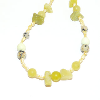 gelbgrünes Einzelstück, Unikat-Jadecollier aus limonengrüner Lemonjade, colorierten gelben Süßwasserperlen in Reiskornform & Kugeln von Leopardenjaspis, Länge 45 cm, Verschluß Gold-Doublé-Karabiner, in unserer Werkstatt designt und aufgefädelt auf Stahlseide - Goldschmiede Danilo