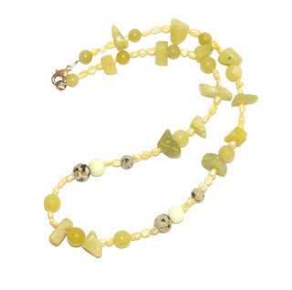 gelbgrünes Einzelstück, Unikat-Jadecollier aus limonengrüner Lemonjade, colorierten gelben Süßwasserperlen in Reiskornform & Kugeln von Leopardenjaspis, Länge 45 cm, Verschluß Gold-Doublé-Karabiner, in unserer Werkstatt designt und aufgefädelt auf Stahlseide - Goldschmiede Danilo