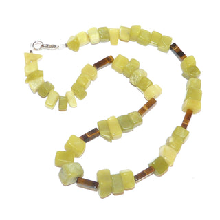 gelbgrünes Einzelstück, Edelsteinkette, zitronen/limonen-gelbgrüne Lemonjade, eckige Nuggetkette mit Tigeraugen-Stäbchen, ca. 4mm x13mm, Länge 43cm, Karabiner Metall, auf Stahlseide aufgefädelt - Goldschmiede Danilo