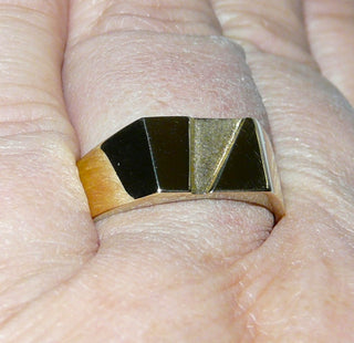 Gold-Ring, klassischer Herrenring, rechteckiger Siegelring aus 333 Gold, Ringkopf geometrisch unterteilt, Mittelfläche mattiert, für Gravuren geeignet, poliert, Ringweite 62 -	Einzelstücke nur erhältlich bei www.danilogold-shop.de