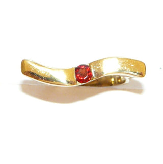 Schmales Einzelstück, geschwungener Granatring aus 333 Gold poliert mit einem runden, funkelnd facettierten Granat, von 2 Seiten gefaßt, Spannoptik, gerades Oberteil, das leicht über die Nachbarfinger reicht, Ringweite 56,5 - Goldschmiede Danilo