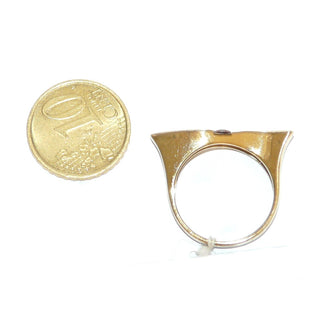 Schmales Einzelstück, geschwungener Granatring aus 333 Gold poliert mit einem runden, funkelnd facettierten Granat, von 2 Seiten gefaßt, Spannoptik, gerades Oberteil, das leicht über die Nachbarfinger reicht, Ringweite 56,5 - Goldschmiede Danilo