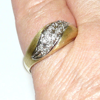 gewölbtes Einzelstück, halbrunder Diamantring, Antragsring, Verlobungsring aus 585 Gold mit 12 Diamanten von zusammen 0,15 Karat im Pavé in 2 Reihen in einer rhodinierten Welle eingefaßt, Ringweite 55,5, matt & poliert - Goldschmiede Danilo