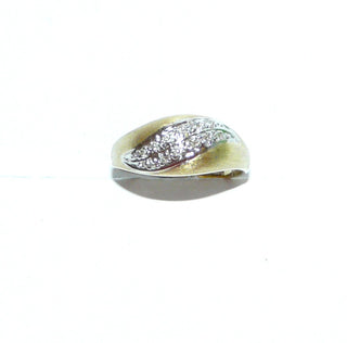 gewölbtes Einzelstück, halbrunder Diamantring, Antragsring, Verlobungsring aus 585 Gold mit 12 Diamanten von zusammen 0,15 Karat im Pavé in 2 Reihen in einer rhodinierten Welle eingefaßt, Ringweite 55,5, matt & poliert - Goldschmiede Danilo