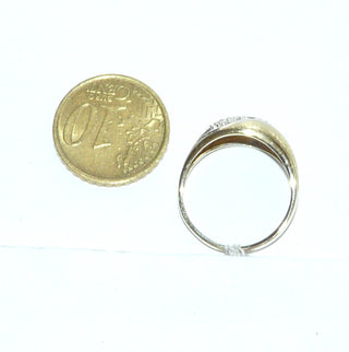gewölbtes Einzelstück, halbrunder Diamantring, Antragsring, Verlobungsring aus 585 Gold mit 12 Diamanten von zusammen 0,15 Karat im Pavé in 2 Reihen in einer rhodinierten Welle eingefaßt, Ringweite 55,5, matt & poliert - Goldschmiede Danilo