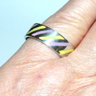 Einzelstück, gleichlaufender Ring "Candy-Stripes" aus 925 Silber mit gelben + rosa Diagonal-Streifen aus Emaille, glatt eingelassen, Ringweite 57,5 - Nur erhältlich im Onlineshop von Juwelier & Goldschmiede Danilo!