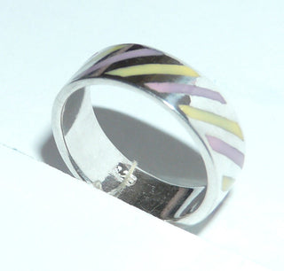 Einzelstück, gleichlaufender Ring "Candy" aus 925 Silber mit gelben + rosafarbenen Diagonal-Streifen aus Emaille, glatt eingelassen, Ringweite 57,5 -	Nur erhältlich im Onlineshop von Juwelier & Goldschmiede Danilo!