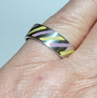Einzelstück, gleichlaufender Ring "Candy" aus 925 Silber mit gelben + rosafarbenen Diagonal-Streifen aus Emaille, glatt eingelassen, Ringweite 57,5 -	Nur erhältlich im Onlineshop von Juwelier & Goldschmiede Danilo!