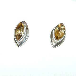 gelbe Einzelstücke, Citrin-Ohrstecker in 925 Silber mit je einem goldgelben, funkelnd facettierten Citrin im Marquiseschliff in Zargenfassung & einem Silberspiegel - Goldschmiede Danilo